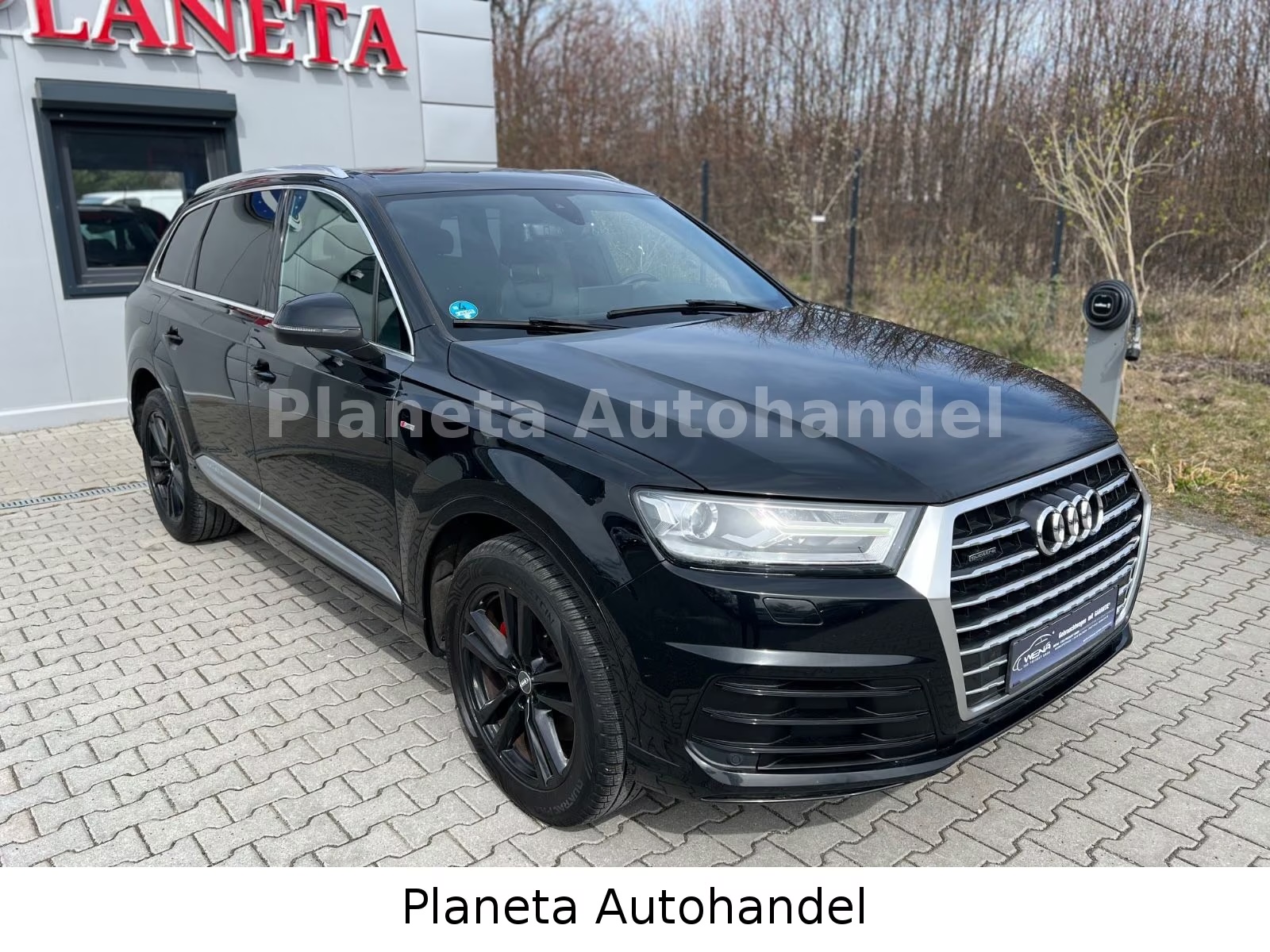 Fahrzeugübergabe bei Planeta Autohandel